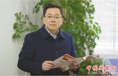<b>拜玉宝：脚沾泥泞气更华</b>