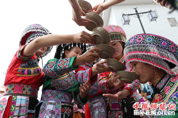 图片默认标题_fororder_品尝苗家米酒-（摄影-申勇）2