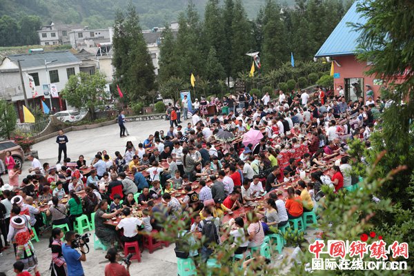 图片默认标题_fororder_苗家长桌宴--（摄影-申勇）6