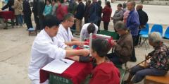 <b>陕西杏林镇：医务人员送医下乡 农民群众免费体检</b>