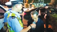 <b>酒驾被查 男子玩“花式”憋气吹功</b>