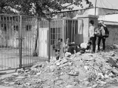 <b>北京一村因拆迁砌墙封路 学校成孤岛学生翻墙钻洞</b>