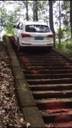 <b>越野车挑战梯道爬坡 碾碎千年古寺石梯</b>