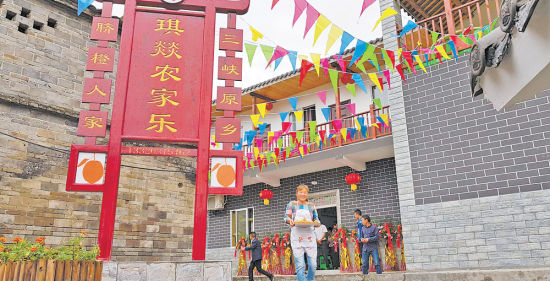 　　依靠扶贫小额信贷的5万元贷款，贫困户李朝珍整修了房屋，开起了农家乐。记者 颜安 摄