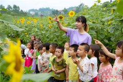 <b>广安：留守儿童花海过六一（图）</b>