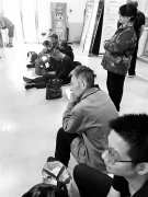 <b>号贩“垄断”产科建档号一个号卖千元：叫你没机会挂</b>