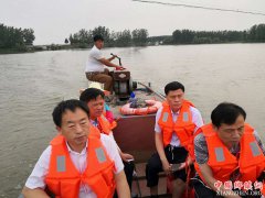 <b>安徽：怀远县县长潘明生头顶烈日巡查芡河</b>