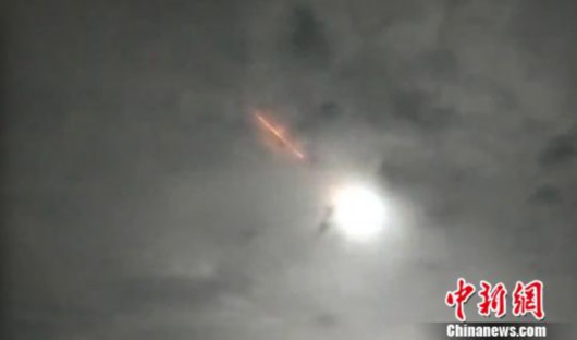 云南景洪市一段亮光划过夜空专家：70%为陨石坠落