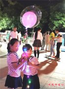 <b>山东郯城：“发光”气球为消夏夜添色彩</b>