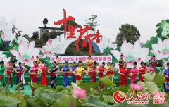 <b>重庆永川：荷花丛中旗袍秀 演绎传统服饰之美</b>