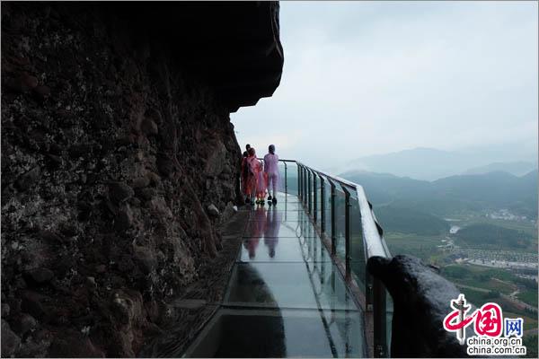 江西最长的高空玻璃景观亮相龙南南武当景区
