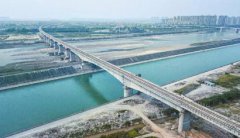 <b>成贵铁路大渡河特大桥铺轨完成</b>