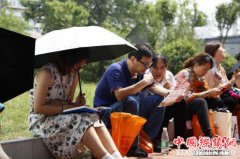 <b>两代人高考的“变与不变</b>