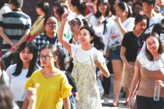 <b>考生们振臂一呼：我们考完啦</b>