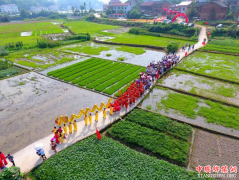 <b>湖南娄底：“划喜船”迎端午</b>