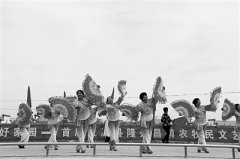 <b>五原县首届农牧民文艺汇演拉开帷幕</b>