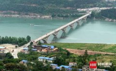 <b>3秒爆破 四川嘉陵江第一桥消失江面</b>