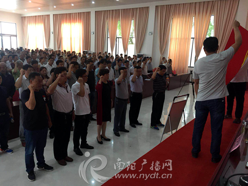 方城县拐河镇召开村组干部脱贫攻坚培训大会