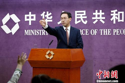 资料图：商务部新闻发言人高峰在发布会上回答记者提问。<a target='_blank'  data-cke-saved-href='http://www.chinanews.com/' href='http://www.chinanews.com/'>中新社</a>记者 李慧思 摄