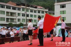 <b>平昌岳家镇隆重举行建党97周年庆祝活动暨廉政文艺演出</b>