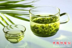 <b>养生小贴士：夏季防暑多喝茶水</b>