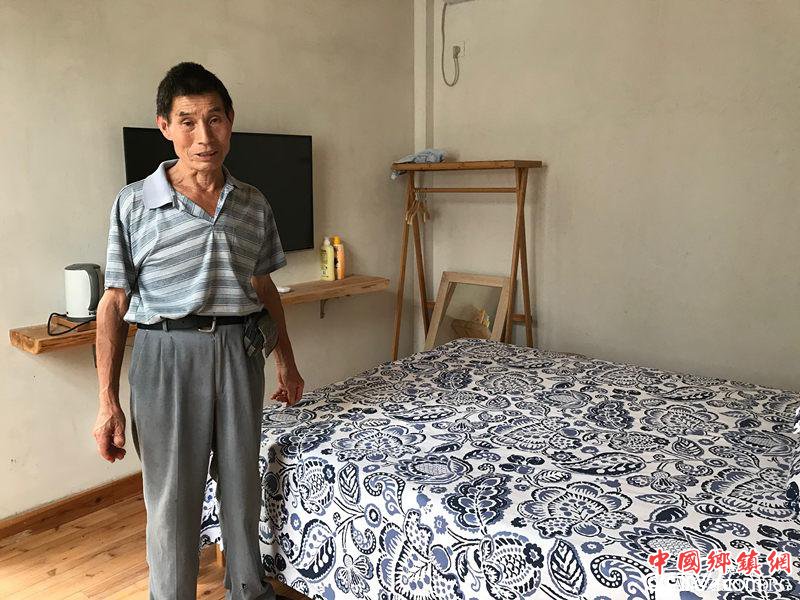 　　新房中的一间装修成民宿客房，如有来客，陈泽申也有收入。（孔华/摄）