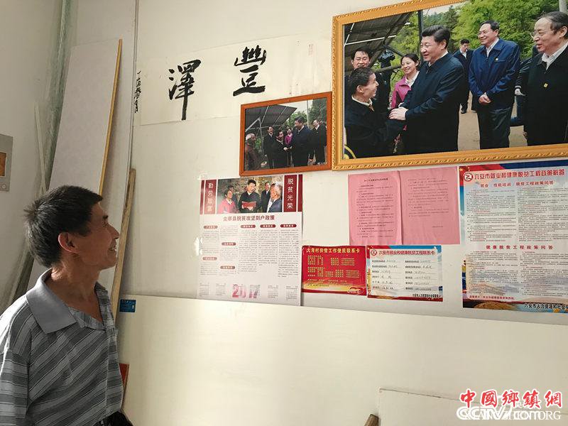 两年前，总书记来陈泽申家里的点点滴滴，陈泽申都记得一清二楚。（孔华/摄）