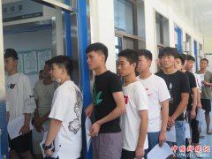 <b>安徽：古城镇适龄青年踊跃应征报名参军</b>