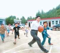 <b>河南：贾站顺断臂老师陪伴山村孩子33年</b>