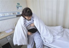 <b>女子怕冷夏天也要穿七八件毛衣 脱下就会感冒(图)</b>