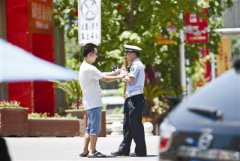 <b>泸州叙永冲上41℃ 交警烈日执勤行人送水</b>