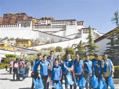 <b>公益组织号召进藏游客捡垃圾 3年来数十万人次参与</b>