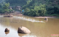 <b>赤水河上“独竹漂”</b>