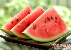 <b>天热来块西瓜消暑!正确的打开方式在这!</b>