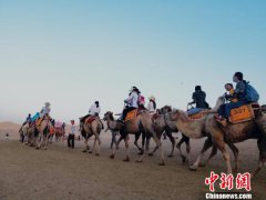 <b>甘肃敦煌“夜游”鸣沙山 大漠夜色骆驼游引众青睐</b>