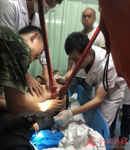 消防官兵协助切割体外的钢筋