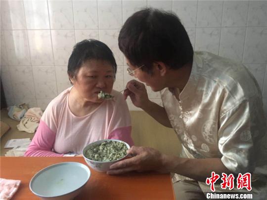 “岁月神偷”偷不走至情守候丈夫照顾瘫痪妻子25载