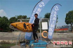 <b>嘉兴中学老师划船上班:不用等红灯 不堵车(图)</b>