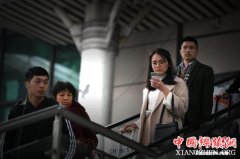 <b>致孩子遇险、引交通事故……低头成瘾其实是种病！</b>