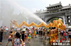 <b>万人狂欢激情“戏水” 成都龙泉驿区洛带水龙节开幕</b>
