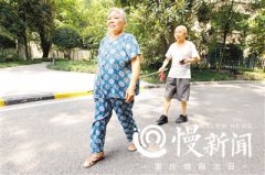 <b>妻子每天用竹竿牵着失明丈夫散步</b>