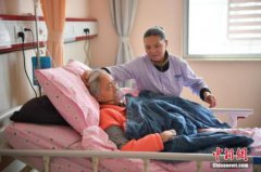 <b>“漂”在病房的护工：全年无休是常态 最怕雇主刁难</b>