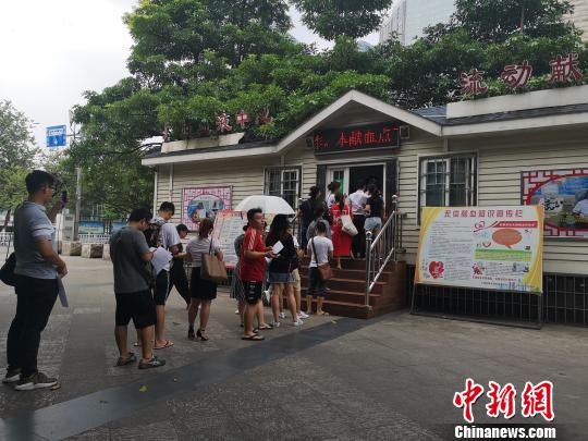 在柳州市人民广场的献血屋，闻讯而至的市民排起长龙，准备献血救助伤员。　朱柳融 摄