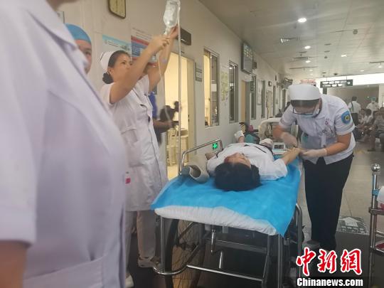 8月20日中午，多名伤者被送往柳州市人民医院接受救治。　朱柳融 摄