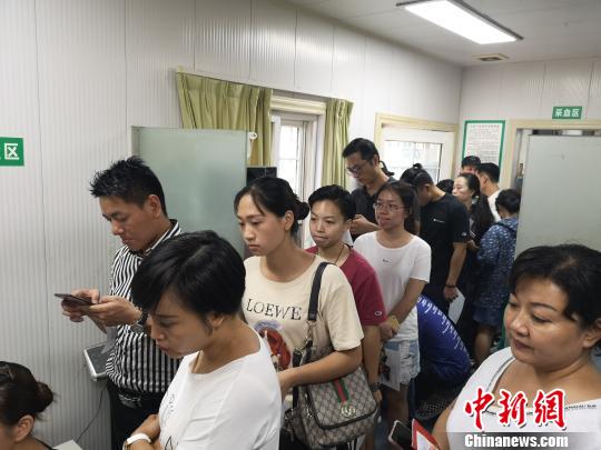 在柳州市人民广场的献血屋，闻讯而至的市民挤满房间，准备献血救助伤员。　朱柳融 摄