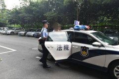 <b>坐头等舱住豪华套房 欠120万老赖玩失踪被拘</b>