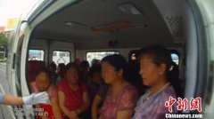<b>湖北一救护车满载19名乘客严重超员被处罚(组图)</b>