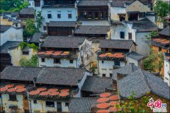 <b>江西婺源篁岭：处暑时节农民“晒秋”喜迎丰收</b>