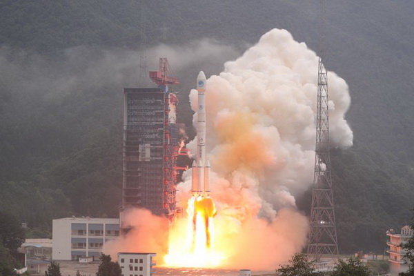8月25日，我国“一箭双星”成功发射第35、36颗北斗导航卫星（梁珂岩 摄）