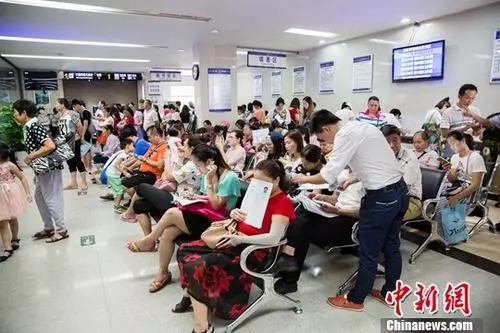 资料图 公安局出入境办证大厅业务火爆 <a target='_blank'  data-cke-saved-href='http://www.chinanews.com/' href='http://www.chinanews.com/'><p  align=